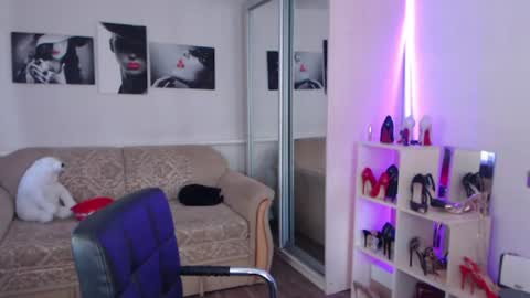 Snapshot of mistress_milfa chatting on June 24, 11:42 am mistress_milfa online show from June 24, 11:42 am