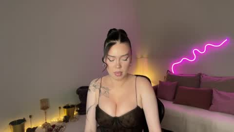 Snapshot of mistress_of_hearts chatting on May 20, 6:58 pm Mia online show from May 20, 6:58 pm