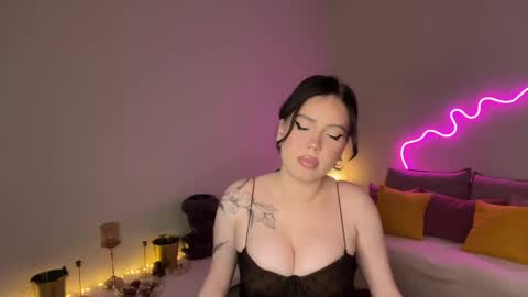 Snapshot of mistress_of_hearts chatting on May 25, 7:09 pm Mia online show from May 25, 7:09 pm