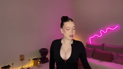 Snapshot of mistress_of_hearts chatting on June 17, 1:23 pm Mia online show from June 17, 1:23 pm