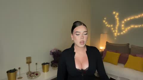 Snapshot of mistress_of_hearts chatting on July 4, 3:29 pm Mia online show from July 4, 3:29 pm