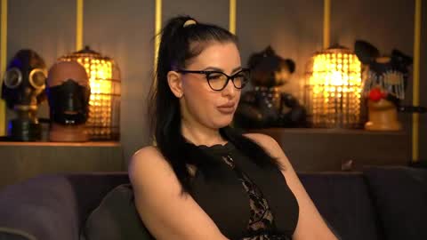 Snapshot of mistresskellykent chatting on April 18, 7:58 pm Mistress Kelly online show from April 18, 7:58 pm