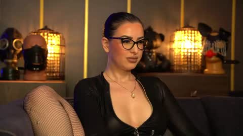 Snapshot of mistresskellykent chatting on April 19, 8:44 pm Mistress Kelly online show from April 19, 8:44 pm