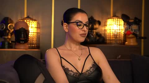 Snapshot of mistresskellykent chatting on April 20, 7:48 pm Mistress Kelly online show from April 20, 7:48 pm