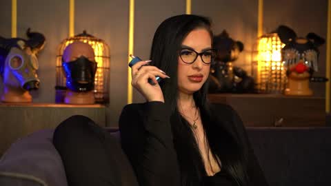 Snapshot of mistresskellykent chatting on April 29, 9:43 pm Mistress Kelly online show from April 29, 9:43 pm