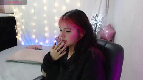 Snapshot of mixie_cute chatting on December 18, 12:32 am mixie_cute online show from December 18, 12:32 am