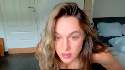 Snapshot of mmminnie chatting on June 2, 10:28 am mmminnie online show from June 2, 10:28 am
