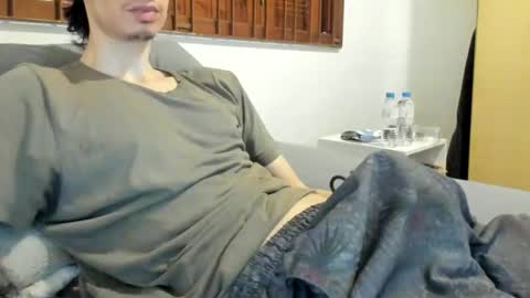 Snapshot of moderdelier chatting on February 4, 3:12 am DigBreed online show from February 4, 3:12 am