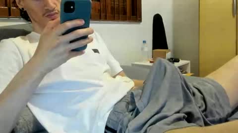 Snapshot of moderdelier chatting on February 15, 10:58 am DigBreed online show from February 15, 10:58 am