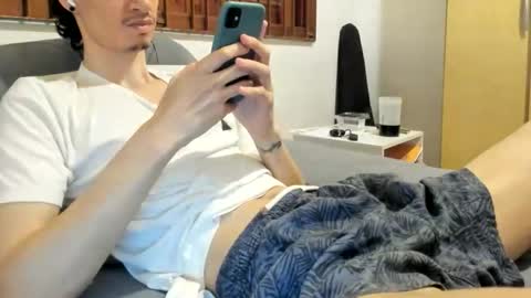 Snapshot of moderdelier chatting on February 18, 1:40 pm DigBreed online show from February 18, 1:40 pm