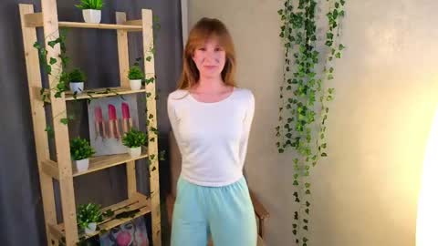Snapshot of moliacenamere chatting on June 2, 5:04 pm Hello im May online show from June 2, 5:04 pm