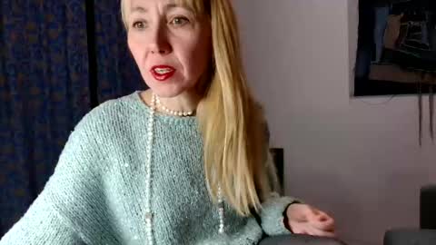 Snapshot of molliart chatting on February 2, 6:06 pm molliart online show from February 2, 6:06 pm