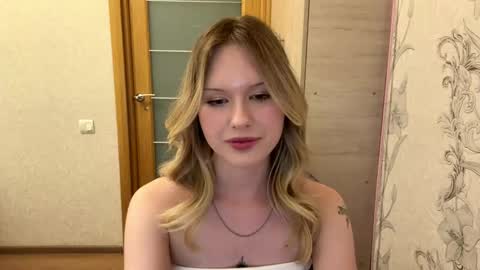 Snapshot of mollieadamek chatting on May 1, 2:21 pm Lisa online show from May 1, 2:21 pm