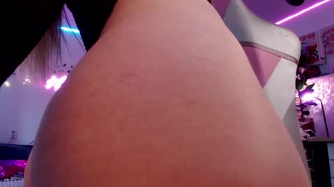 Snapshot of molly__percocet13 chatting on April 24, 3:09 am online show from April 24, 3:09 am