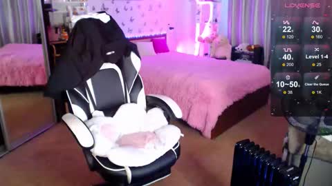 Molly Prvt is open online show from September 13, 8:14 am