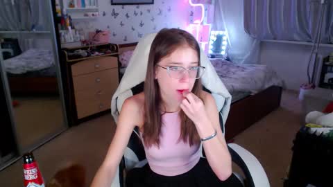 Molly Prvt is open online show from October 8, 6:00 am