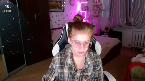 Molly Prvt is open online show from April 29, 11:47 am