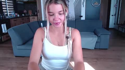 Snapshot of molly_bell chatting on September 19, 10:16 am Molly online show from September 19, 10:16 am