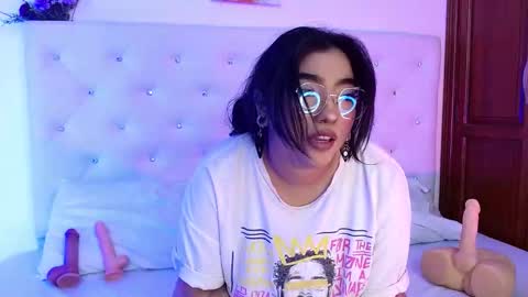 Snapshot of molly_curvyhot chatting on November 20, 2:50 pm molly_curvyhot online show from November 20, 2:50 pm