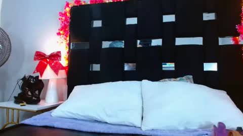 Snapshot of molly_drakons_hm chatting on December 22, 6:15 pm molly online show from December 22, 6:15 pm