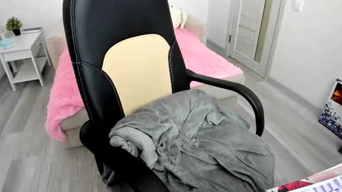 Snapshot of molly_sweetbaby chatting on September 11, 12:16 pm Ill tell you when were private online show from September 11, 12:16 pm