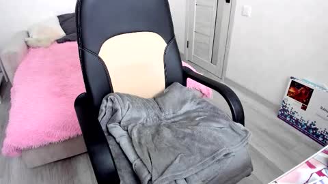 Snapshot of molly_sweetbaby chatting on September 25, 11:25 am Ill tell you when were private online show from September 25, 11:25 am