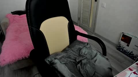 Snapshot of molly_sweetbaby chatting on September 27, 2:11 pm Ill tell you when were private online show from September 27, 2:11 pm