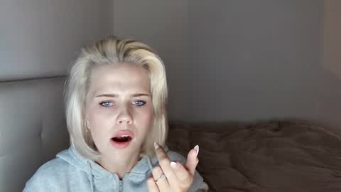Snapshot of mollyforthenose chatting on August 1, 10:30 pm mollyforthenose online show from August 1, 10:30 pm