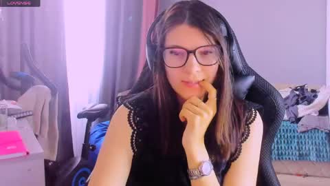  KIRA  online show from April 30, 2:40 am