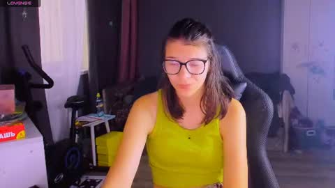Snapshot of mollylollipop20 chatting on August 4, 3:43 am KIRA online show from August 4, 3:43 am