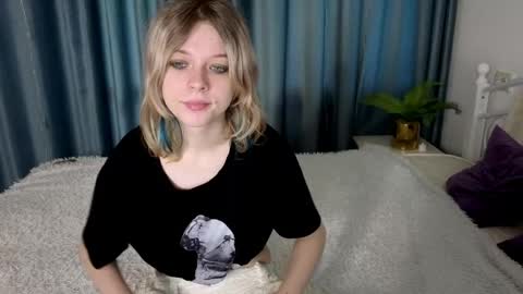 Snapshot of mollysally chatting on April 13, 3:01 am mollysally online show from April 13, 3:01 am