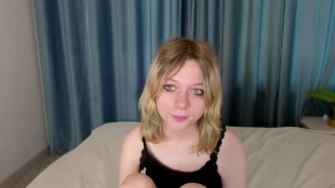 Snapshot of mollysally chatting on April 24, 4:15 am mollysally online show from April 24, 4:15 am