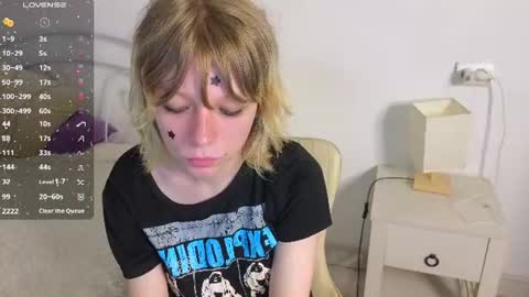 Snapshot of mollysally chatting on June 16, 4:15 am mollysally online show from June 16, 4:15 am