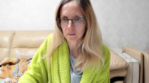 Snapshot of mollystory chatting on February 10, 4:14 pm AngelMomm online show from February 10, 4:14 pm