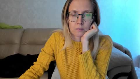 Snapshot of mollystory chatting on February 26, 12:14 pm AngelMomm online show from February 26, 12:14 pm