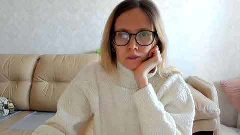 Snapshot of mollystory chatting on March 1, 8:13 am AngelMomm online show from March 1, 8:13 am