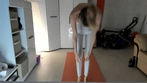 Snapshot of mollystory chatting on March 9, 6:39 am AngelMomm online show from March 9, 6:39 am