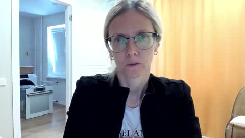 Snapshot of mollystory chatting on October 12, 6:45 am AngelMomm online show from October 12, 6:45 am