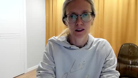 Snapshot of mollystory chatting on October 19, 6:47 am AngelMomm online show from October 19, 6:47 am