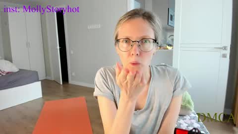 Snapshot of mollystory chatting on April 30, 3:57 am AngelMomm online show from April 30, 3:57 am