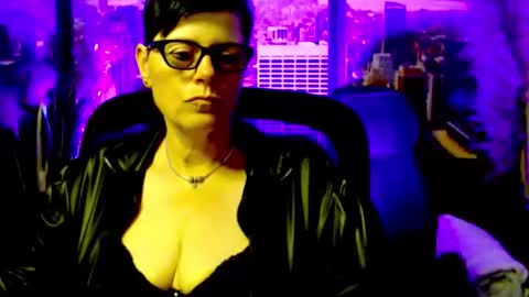 Snapshot of mollysun chatting on June 9, 4:29 pm MollySun Nina Randmann online show from June 9, 4:29 pm
