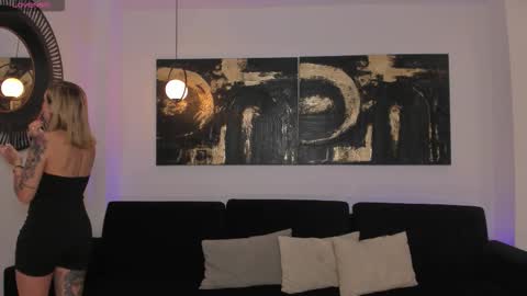 Molly Sunders online show from March 27, 8:52 pm