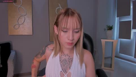 Snapshot of mollysunders_ chatting on May 4, 7:43 pm Molly Sunders online show from May 4, 7:43 pm