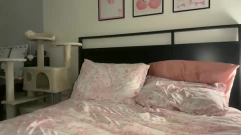 Snapshot of mollyxxxmoon chatting on April 22, 5:43 am Molly Moon online show from April 22, 5:43 am