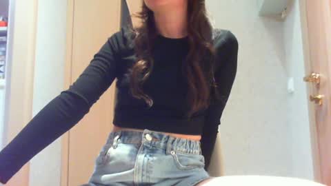 Snapshot of momentbeforedown chatting on December 1, 4:29 pm Hailey online show from December 1, 4:29 pm