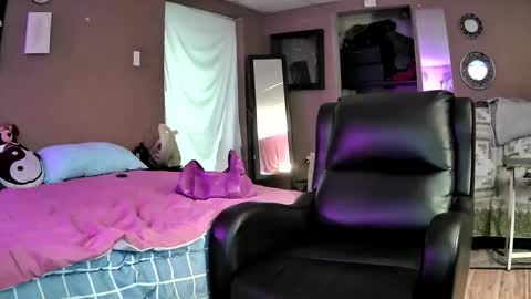 Snapshot of mommamadesissy chatting on January 31, 8:12 pm Bink online show from January 31, 8:12 pm