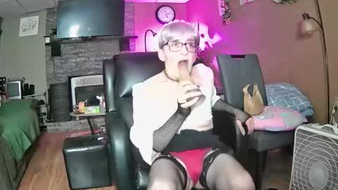 Snapshot of mommamadesissy chatting on March 7, 10:07 pm Bink online show from March 7, 10:07 pm