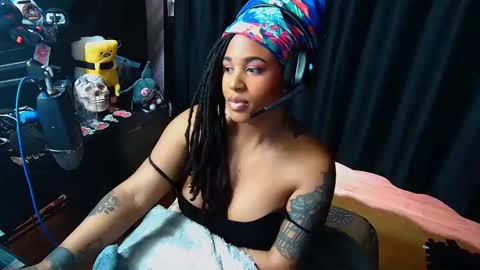 Snapshot of mommi_sh3d3vil chatting on April 3, 4:38 pm MOMMI SH3DEVIL online show from April 3, 4:38 pm