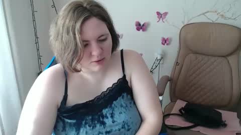 Snapshot of mommy99x chatting on March 6, 11:03 am Mommy99X online show from March 6, 11:03 am