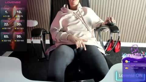 Snapshot of mommy_cum chatting on April 23, 1:40 am Mommy online show from April 23, 1:40 am